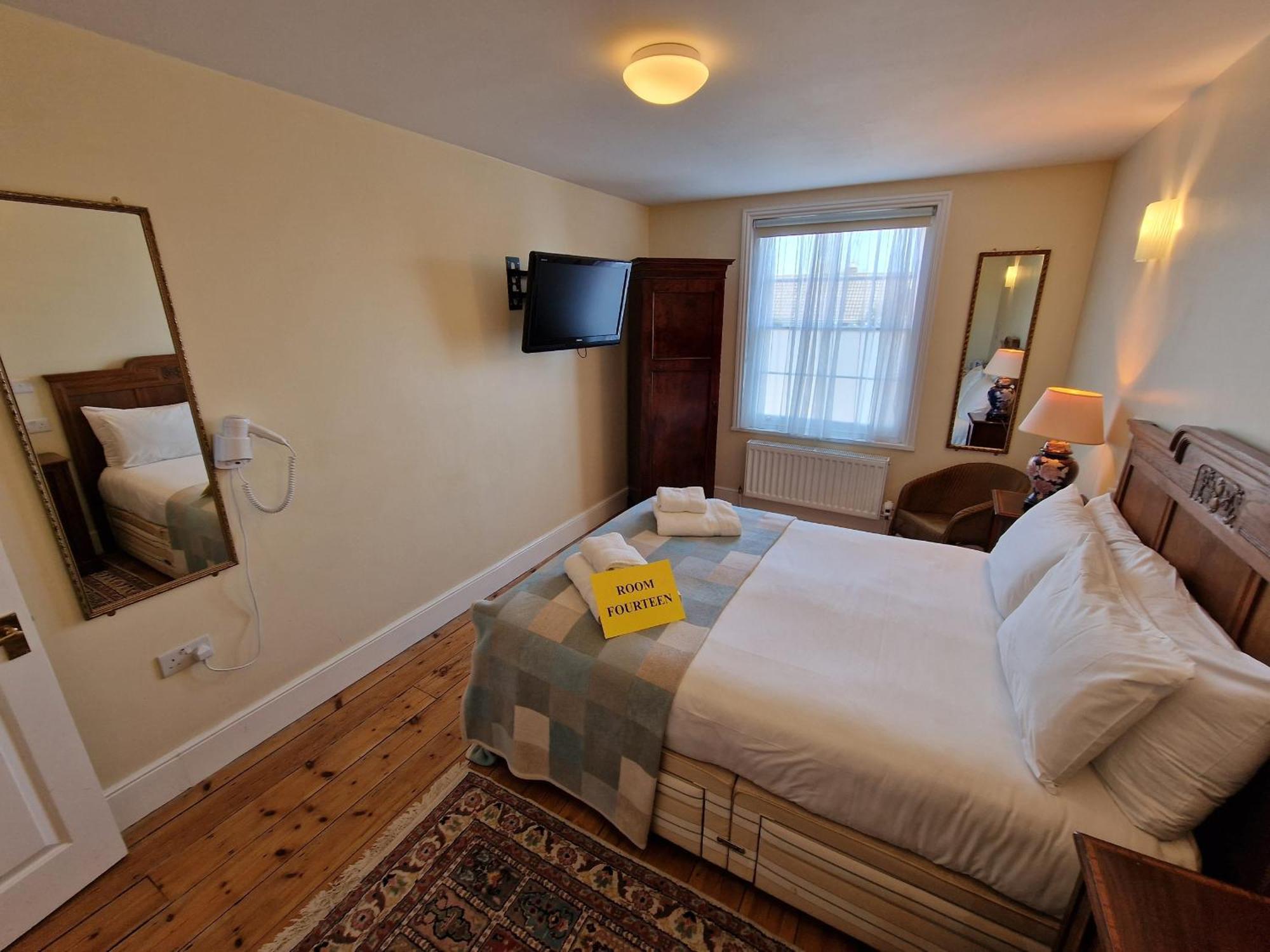 Canterbury Black Horse Room photo