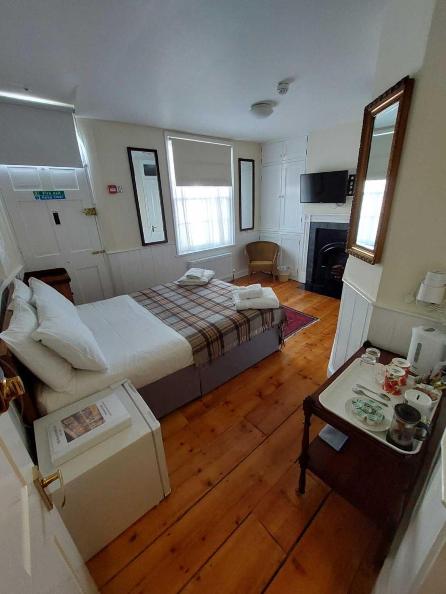Canterbury Black Horse Room photo